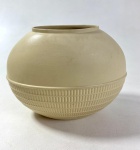 WEDGWOOD - ENGLAND - VASO OVALADO EM JASPER AMARELO - MEDIDAS: 13,5 X 16 CM CURIOSIDADES: EM 1738 COMEÇARAM AS ESCAVAÇÕES DE POMPEIA E HERCULANO PRÓXIMO DE NÁPOLES NA ITÁLIA CRIANDO A PARTIR DESSA ÉPOCA, NA EUROPA, UM NOVO INTERESSE AO ESTILO NEOCLÁSSICO. EM 1759, JOSIAH WEDGWOOD FUNDOU UMA MANUFATORA DE PORCELANA INSPIRADA EM MOTIVOS DA ANTIGUIDADE CLÁSSICA, TORNANDO SUA EMPRESA CONSAGRADA MUNDIALMENTE. AS PEÇAS ERAM REALIZADAS COM UM TIPO DE MATERIAL AO QUAL FOI DADO O NOME DE JASPER.