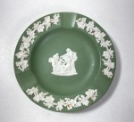 WEDGWOOD ENGLAND - CINZEIRO EM JASPER VERDE  E BRANCO COM MOTIVOS EM ESTILO NEOCLÁSSICO, MANUFATURA NO VERSO EM BAIXO RELEVO . MEDIDAS: 11CM. CURIOSIDADES: EM 1738 COMEÇARAM AS ESCAVAÇÕES DE POMPEIA E HERCULANO PRÓXIMO DE NÁPOLES NA ITÁLIA CRIANDO A PARTIR DESSA ÉPOCA, NA EUROPA, UM NOVO INTERESSE AO ESTILO NEOCLÁSSICO. EM 1759, JOSIAH WEDGWOOD FUNDOU UMA MANUFATORA DE PORCELANA INSPIRADA EM MOTIVOS DA ANTIGUIDADE CLÁSSICA, TORNANDO SUA EMPRESA CONSAGRADA MUNDIALMENTE. AS PEÇAS ERAM REALIZADAS COM UM TIPO DE MATERIAL AO QUAL FOI DADO O NOME DE JASPER