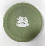 WEDGWOOD ENGLAND - PEQUENO PRATINHO EM JASPER VERDE  E BRANCO COM MOTIVOS EM ESTILO NEOCLÁSSICO, MANUFATURA NO VERSO EM BAIXO RELEVO . MEDIDAS: 8 CM. CURIOSIDADES: EM 1738 COMEÇARAM AS ESCAVAÇÕES DE POMPEIA E HERCULANO PRÓXIMO DE NÁPOLES NA ITÁLIA CRIANDO A PARTIR DESSA ÉPOCA, NA EUROPA, UM NOVO INTERESSE AO ESTILO NEOCLÁSSICO. EM 1759, JOSIAH WEDGWOOD FUNDOU UMA MANUFATORA DE PORCELANA INSPIRADA EM MOTIVOS DA ANTIGUIDADE CLÁSSICA, TORNANDO SUA EMPRESA CONSAGRADA MUNDIALMENTE. AS PEÇAS ERAM REALIZADAS COM UM TIPO DE MATERIAL AO QUAL FOI DADO O NOME DE JASPER