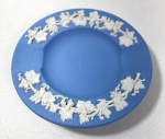 WEDGWOOD - ENGLAND - CINZEIRO EM JASPER  AZUL E BRANCO COM DECORAÇÃO DE GUIRLANDAS E FOLHAS DE PARREIRAS E UVAS. MEDIDAS: 9 cm. CURIOSIDADES: EM 1738 COMEÇARAM AS ESCAVAÇÕES DE POMPEIA E HERCULANO PRÓXIMO DE NÁPOLES NA ITÁLIA CRIANDO A PARTIR DESSA ÉPOCA, NA EUROPA, UM NOVO INTERESSE AO ESTILO NEOCLÁSSICO. EM 1759, JOSIAH WEDGWOOD FUNDOU UMA MANUFATORA DE PORCELANA INSPIRADA EM MOTIVOS DA ANTIGUIDADE CLÁSSICA, TORNANDO SUA EMPRESA CONSAGRADA MUNDIALMENTE. AS PEÇAS ERAM REALIZADAS COM UM TIPO DE MATERIAL AO QUAL FOI DADO O NOME DE JASPER.