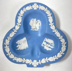 WEDGWOOD - ENGLAND - CINZEIRO EM JASPER AZUL E BRANCO  COM DECORAÇÃO NEOCLÁSSICA. MEDIDAS: 12 x 12  cm. CURIOSIDADES: EM 1738 COMEÇARAM AS ESCAVAÇÕES DE POMPEIA E HERCULANO PRÓXIMO DE NÁPOLES NA ITÁLIA CRIANDO A PARTIR DESSA ÉPOCA, NA EUROPA, UM NOVO INTERESSE AO ESTILO NEOCLÁSSICO. EM 1759, JOSIAH WEDGWOOD FUNDOU UMA MANUFATORA DE PORCELANA INSPIRADA EM MOTIVOS DA ANTIGUIDADE CLÁSSICA, TORNANDO SUA EMPRESA CONSAGRADA MUNDIALMENTE. AS PEÇAS ERAM REALIZADAS COM UM TIPO DE MATERIAL AO QUAL FOI DADO O NOME DE JASPER.
