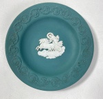WEDGWOOD - ENGLAND - PRATINHO EM JASPER VERDE E BRANCO COM DECORAÇÃO NEOCLÁSSICA. MEDIDAS: 11,5 CM. CURIOSIDADES: EM 1738 COMEÇARAM AS ESCAVAÇÕES DE POMPEIA E HERCULANO PRÓXIMO DE NÁPOLES NA ITÁLIA CRIANDO A PARTIR DESSA ÉPOCA, NA EUROPA, UM NOVO INTERESSE AO ESTILO NEOCLÁSSICO. EM 1759, JOSIAH WEDGWOOD FUNDOU UMA MANUFATORA DE PORCELANA INSPIRADA EM MOTIVOS DA ANTIGUIDADE CLÁSSICA, TORNANDO SUA EMPRESA CONSAGRADA MUNDIALMENTE. AS PEÇAS ERAM REALIZADAS COM UM TIPO DE MATERIAL AO QUAL FOI DADO O NOME DE JASPER.