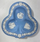 WEDGWOOD - ENGLAND - CINZEIRO EM JASPER AZUL E BRANCO  COM DECORAÇÃO NEOCLÁSSICA. MEDIDAS: 12 x 12  cm. CURIOSIDADES: EM 1738 COMEÇARAM AS ESCAVAÇÕES DE POMPEIA E HERCULANO PRÓXIMO DE NÁPOLES NA ITÁLIA CRIANDO A PARTIR DESSA ÉPOCA, NA EUROPA, UM NOVO INTERESSE AO ESTILO NEOCLÁSSICO. EM 1759, JOSIAH WEDGWOOD FUNDOU UMA MANUFATORA DE PORCELANA INSPIRADA EM MOTIVOS DA ANTIGUIDADE CLÁSSICA, TORNANDO SUA EMPRESA CONSAGRADA MUNDIALMENTE. AS PEÇAS ERAM REALIZADAS COM UM TIPO DE MATERIAL AO QUAL FOI DADO O NOME DE JASPER.