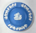 WEDGWOOD - ENGLAND - CINZEIRO EM JASPER AZUL E BRANCO  COM DECORAÇÃO NEOCLÁSSICA. MEDIDAS: 11  cm. CURIOSIDADES: EM 1738 COMEÇARAM AS ESCAVAÇÕES DE POMPEIA E HERCULANO PRÓXIMO DE NÁPOLES NA ITÁLIA CRIANDO A PARTIR DESSA ÉPOCA, NA EUROPA, UM NOVO INTERESSE AO ESTILO NEOCLÁSSICO. EM 1759, JOSIAH WEDGWOOD FUNDOU UMA MANUFATORA DE PORCELANA INSPIRADA EM MOTIVOS DA ANTIGUIDADE CLÁSSICA, TORNANDO SUA EMPRESA CONSAGRADA MUNDIALMENTE. AS PEÇAS ERAM REALIZADAS COM UM TIPO DE MATERIAL AO QUAL FOI DADO O NOME DE JASPER.