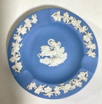 WEDGWOOD - ENGLAND - CINZEIRO EM JASPER AZUL E BRANCO  COM DECORAÇÃO NEOCLÁSSICA. MEDIDAS: 11 Cm. CURIOSIDADES: EM 1738 COMEÇARAM AS ESCAVAÇÕES DE POMPEIA E HERCULANO PRÓXIMO DE NÁPOLES NA ITÁLIA CRIANDO A PARTIR DESSA ÉPOCA, NA EUROPA, UM NOVO INTERESSE AO ESTILO NEOCLÁSSICO. EM 1759, JOSIAH WEDGWOOD FUNDOU UMA MANUFATORA DE PORCELANA INSPIRADA EM MOTIVOS DA ANTIGUIDADE CLÁSSICA, TORNANDO SUA EMPRESA CONSAGRADA MUNDIALMENTE. AS PEÇAS ERAM REALIZADAS COM UM TIPO DE MATERIAL AO QUAL FOI DADO O NOME DE JASPER.