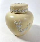 WEDGWOOD - ENGLAND - POTE COM TAMPA EM JASPER AMARELO E BRANCO  COM DECORAÇÃO FLORAL. LEVE PERDAS NAS FLORES. MEDIDAS: 10  cm. CURIOSIDADES: EM 1738 COMEÇARAM AS ESCAVAÇÕES DE POMPEIA E HERCULANO PRÓXIMO DE NÁPOLES NA ITÁLIA CRIANDO A PARTIR DESSA ÉPOCA, NA EUROPA, UM NOVO INTERESSE AO ESTILO NEOCLÁSSICO. EM 1759, JOSIAH WEDGWOOD FUNDOU UMA MANUFATORA DE PORCELANA INSPIRADA EM MOTIVOS DA ANTIGUIDADE CLÁSSICA, TORNANDO SUA EMPRESA CONSAGRADA MUNDIALMENTE. AS PEÇAS ERAM REALIZADAS COM UM TIPO DE MATERIAL AO QUAL FOI DADO O NOME DE JASPER.