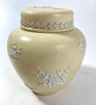 WEDGWOOD - ENGLAND - POTE COM TAMPA EM JASPER AMARELO E BRANCO  COM DECORAÇÃO  FLORAL. MEDIDAS: 15 cm. CURIOSIDADES: EM 1738 COMEÇARAM AS ESCAVAÇÕES DE POMPEIA E HERCULANO PRÓXIMO DE NÁPOLES NA ITÁLIA CRIANDO A PARTIR DESSA ÉPOCA, NA EUROPA, UM NOVO INTERESSE AO ESTILO NEOCLÁSSICO. EM 1759, JOSIAH WEDGWOOD FUNDOU UMA MANUFATORA DE PORCELANA INSPIRADA EM MOTIVOS DA ANTIGUIDADE CLÁSSICA, TORNANDO SUA EMPRESA CONSAGRADA MUNDIALMENTE. AS PEÇAS ERAM REALIZADAS COM UM TIPO DE MATERIAL AO QUAL FOI DADO O NOME DE JASPER.