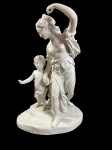 SÉVRES- FRANÇA SEC XIX - FIGURA DE INSPIRAÇÃO MITOLÓGICA EM PORCELANA DE SÊVRRES REPRESENTANDO DIANA, A ÁRTEMIS DA MITOLOGIA GREGA, A DEUSA DA CAÇA, DA LUA E DA NATUREZA SELVAGEM. ESSAS PEÇAS ERAM FREQUENTEMENTE BASEADAS EM DESENHOS DE ARTISTAS RENOMADOS DA ÉPOCA COMO ÉTIENNE- MAURICE FALCONET QUE FOI DIRETOR DO ESTÚDIO DE ESCULTURAS EM SÈVRES. MEDIDAS: 27 X 20 CM MARCA DA MANUFATURA GRAVADA NA BASE