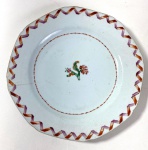 CIA DAS ÍNDIAS - PRATO CIA DA INDIAS FAMILIA ROSA, PERÍODO QIANLONG (1736-1795) DINASTIA QING. APRESENTA FIO DE CABELO NA LATERAL. MEDIDAS: 23 CM