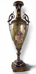 ÂNFORA EM PORCELANA DE SÈVRES- FRANÇA SÉC XIX -CIRCA 1860-1890 - CORPO BOJUDO COM FUNDO  "BLUE DE ROI"  RESERVA CENTRAL OVALADA COM PINTURA CENTRAL CENA GALANTE ESTILO PASTORAL,  GUARNIÇÕES EM BRONZE COM MAGNIFICAS ALÇAS LATERAIS EM BRONZE FUNDIDO E CINZELADO COM DISIGN DE VOLUTAS ACANTIFORMES.  APRESENTA RESTAURO NA BASE INFERIOR . MEDIDAS: 72 CM DE ALT.