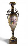 ÂNFORA EM PORCELANA DE SÈVRES- FRANÇA SÉC XIX -CIRCA 1860-1890 - CORPO BOJUDO COM FUNDO  "BLUE DE ROI"  RESERVA CENTRAL OVALADA CO PINTURA CENTRAL CENA GALANTE ESTILO PASTORAL,  GUARNIÇÕES EM BRONZE COM MAGNIFICAS ALÇAS LATERAIS EM BRONZE FUNDIDO E CINZELADO COM DISIGN DE VOLUTAS ACANTIFORMES. MEDIDAS: 72 CM