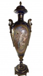 ÂNFORA EM PORCELANA DE SÈVRES- FRANÇA SÉC XIX -CIRCA 1860-1890 - CORPO BOJUDO COM FUNDO  "BLUE DE ROI"  RESERVA CENTRAL OVALADA CO PINTURA CENTRAL CENA GALANTE ESTILO PASTORAL,  GUARNIÇÕES EM BRONZE COM MAGNIFICAS ALÇAS LATERAIS PARTEM DO PESCOÇO DA ÂNFORA EM ELEGANTES CURVAS DE VOLUTAS QUE LEMBRAM FOLHAS DE ACANTO ESTILIZADAS . MEDIDAS: 85 CM