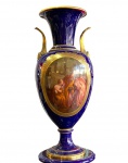 FRANÇA-SÈVRES  NAPOLEÃO III - CIRCA 1864 - RARÍSSIMA ÂNFORA EM PORCELANA DE SÉVRES - PRODUZIDA PARA CORTE  COM SELO EM VERMELHO  COM A LETRA "N" COROADA SOBRE O NÚMERO 64, CIRCUNDADA PELA INSCRIÇÃO "DÉCORÉ A SÈVRES" ESSA MARCA FAZ REFERÊNCIA DIRETA AO PERÍODO NAPOLEÃO III E AO ANO DE 1864. CENA PRINCIPAL RETRATA UMA CENA MITOLOGICA OU BÍBLICA CLÁSSICA, PORCELANA EM FUNDO "BLUE DE ROI" RICAMENTE ORNAMENTADA EM OURO, GUARNIÇÕES EM BRONZE ORMULU ALÇAS LATERAIS DECORADAS COM MARCARÕES FEMININOS, PROVAVELMENTE REPRESENTANDO DIVINDADES CLÁSSICAS QUE SUSTENTAM VOLUTAS ELEGANTES, A ÂNFORA REPOUSA SOBRE UMA COLUNA EM PORCELANA COORDENADA EM AZUL COBALTO E BRONZE, A BASE DA COLUNA APRESENTA TRABALHO EM BRONZE COM MOTIVOS DE FOLHAS DE ACANTO E REPUXADOS CLÁSSICOS.APRESENTA MÍNIMA PERDA NA BORDA INFERIOR DA BASE POSSIVEL DE RESTAURO ESTÉTICO SEM MAIOR COMPLEXIDADE. BASE APRESENTA PEQUENA NECESSIDADE RESTAURO NA PARTE INFERIOR DA BASE NO LADO DIREITO POR APRESENTAR DISCRETO BICADO. MEDIDAS: 66 X 29 CM