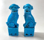 CÃES DE FÓ - EM CERÂMICA NA COR TURQUEZA- REPRESENTA OS GUARDIÕES DA CULTURA CHINESA , SIMBOLIZANDO FORÇA E PROTEÇÃO FAMILIAR COM O MACHO REPRESENTANDO A FORÇA E A FÊMEA A PROTEÇÃO DO LAR. UM COM DISCRETO RESTAURO PROFISSIONAL .MEDIDAS: 12 CM