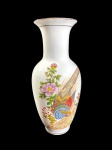 VASO ORIENTAL EM PORELANA ESMALTADA DECORAÇÃO COM FAISÃO  POLICROMADO EM MEIO Á VEGETÇÃO FLORAL COM DETALHES EM DOURADO, CARACTERES ORIENTAIS NO VERSO. MEDIDAS: 33 CM