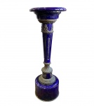 COLUNA EM PORCELANA " BLEU DE ROI "  ADORNADA EM BRONZE, A BASE DA COLUNA APRESENTA TRABALHO EM BRONZE COM MOTIVOS DE FOLHAS DE ACANTO E REPUXADOS CLÁSSICOS. PEÇA  NECESSITA RESTAURO NA PARTE SUPERIOR  DA BASE. MEDIDAS: 82 CM DE ALTURA  / BASE 31 CM