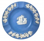 WEDGWOOD - ENGLAND - CINZEIRO EM JASPER AZUL E BRANCO COM DECORAÇÃO NEOCLÁSSICA. MEDIDAS: 11 CM . CURIOSIDADES: EM 1738 COMEÇARAM AS ESCAVAÇÕES DE POMPEIA E HERCULANO PRÓXIMO DE NÁPOLES NA ITÁLIA CRIANDO A PARTIR DESSA ÉPOCA, NA EUROPA, UM NOVO INTERESSE AO ESTILO NEOCLÁSSICO. EM 1759, JOSIAH WEDGWOOD FUNDOU UMA MANUFATORA DE PORCELANA INSPIRADA EM MOTIVOS DA ANTIGUIDADE CLÁSSICA, TORNANDO SUA EMPRESA CONSAGRADA MUNDIALMENTE. AS PEÇAS ERAM REALIZADAS COM UM TIPO DE MATERIAL AO QUAL FOI DADO O NOME DE JASPER.