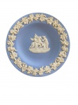 WEDGWOOD - ENGLAND - PRATINHO EM JASPER AZUL E BRANCO COM DECORAÇÃO NEOCLÁSSICA. MEDIDAS: 11 cm. CURIOSIDADES: EM 1738 COMEÇARAM AS ESCAVAÇÕES DE POMPEIA E HERCULANO PRÓXIMO DE NÁPOLES NA ITÁLIA CRIANDO A PARTIR DESSA ÉPOCA, NA EUROPA, UM NOVO INTERESSE AO ESTILO NEOCLÁSSICO. EM 1759, JOSIAH WEDGWOOD FUNDOU UMA MANUFATORA DE PORCELANA INSPIRADA EM MOTIVOS DA ANTIGUIDADE CLÁSSICA, TORNANDO SUA EMPRESA CONSAGRADA MUNDIALMENTE. AS PEÇAS ERAM REALIZADAS COM UM TIPO DE MATERIAL AO QUAL FOI DADO O NOME DE JASPER.