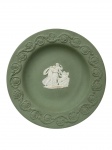 WEDGWOOD - ENGLAND - PRATINHO EM JASPER VERDE E BRANCO COM DECORAÇÃO NEOCLÁSSICA. MEDIDAS: 11 CM. CURIOSIDADES: EM 1738 COMEÇARAM AS ESCAVAÇÕES DE POMPEIA E HERCULANO PRÓXIMO DE NÁPOLES NA ITÁLIA CRIANDO A PARTIR DESSA ÉPOCA, NA EUROPA, UM NOVO INTERESSE AO ESTILO NEOCLÁSSICO. EM 1759, JOSIAH WEDGWOOD FUNDOU UMA MANUFATORA DE PORCELANA INSPIRADA EM MOTIVOS DA ANTIGUIDADE CLÁSSICA, TORNANDO SUA EMPRESA CONSAGRADA MUNDIALMENTE. AS PEÇAS ERAM REALIZADAS COM UM TIPO DE MATERIAL AO QUAL FOI DADO O NOME DE JASPER.