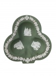 WEDGWOOD - ENGLAND - CINZEIRO EM JASPER VERDE E BRANCO COM DECORAÇÃO NEOCLÁSSICA. MEDIDAS: 12 x 12 cm. CURIOSIDADES: EM 1738 COMEÇARAM AS ESCAVAÇÕES DE POMPEIA E HERCULANO PRÓXIMO DE NÁPOLES NA ITÁLIA CRIANDO A PARTIR DESSA ÉPOCA, NA EUROPA, UM NOVO INTERESSE AO ESTILO NEOCLÁSSICO. EM 1759, JOSIAH WEDGWOOD FUNDOU UMA MANUFATORA DE PORCELANA INSPIRADA EM MOTIVOS DA ANTIGUIDADE CLÁSSICA, TORNANDO SUA EMPRESA CONSAGRADA MUNDIALMENTE. AS PEÇAS ERAM REALIZADAS COM UM TIPO DE MATERIAL AO QUAL FOI DADO O NOME DE JASPER.