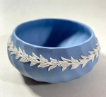 WEDGWOOD - ENGLAND - BOWL EM JASPER AZUL E BRANCO COM DECORAÇÃO  EM GUIRLANDAS . MEDIDAS: 5 X 9 CM  cm. CURIOSIDADES: EM 1738 COMEÇARAM AS ESCAVAÇÕES DE POMPEIA E HERCULANO PRÓXIMO DE NÁPOLES NA ITÁLIA CRIANDO A PARTIR DESSA ÉPOCA, NA EUROPA, UM NOVO INTERESSE AO ESTILO NEOCLÁSSICO. EM 1759, JOSIAH WEDGWOOD FUNDOU UMA MANUFATORA DE PORCELANA INSPIRADA EM MOTIVOS DA ANTIGUIDADE CLÁSSICA, TORNANDO SUA EMPRESA CONSAGRADA MUNDIALMENTE. AS PEÇAS ERAM REALIZADAS COM UM TIPO DE MATERIAL AO QUAL FOI DADO O NOME DE JASPER.