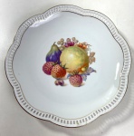 BAVÁRIA - LINDO PRATO EM PORCELANA COM BORDA VAZADA E DECORAÇÃO CENTRAL DE FRUTAS. MEDIDAS: 24,5 CM