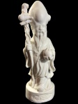 ESCULTURA ORIENTAL EM PORCELANA MONOCROMÁTICA BRANCA - BLANC DE CHINE - ESMALTADA  REPRESENTANDO PERSONAGEM  DA MITOLOGIA  CHINESA CARREGA UM SIMBOLISMO PROFUNDO RELACIONADO Á LONGEVIDADE PROSPERIDADE E HARMONIA. MEDIDA APROX. 25 CM IMPERCEPTÍVEL BICADO NA EXTREMIDADE DO MANTO