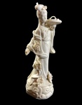 ESCULTURA ORIENTAL EM PORCELANA MONOCROMÁTICA BRANCA - BLANC DE CHINE - ESMALTADA  REPRESENTANDO PERSONAGEM  DA MITOLOGIA  CHINESA CARREGA UM SIMBOLISMO PROFUNDO RELACIONADO Á LONGEVIDADE PROSPERIDADE E HARMONIA. MEDIDA APROX. 25 CM
