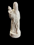 ESCULTURA ORIENTAL EM PORCELANA MONOCROMÁTICA BRANCA - BLANC DE CHINE - ESMALTADA  REPRESENTANDO PERSONAGEM  DA MITOLOGIA  CHINESA CARREGA UM SIMBOLISMO PROFUNDO RELACIONADO Á LONGEVIDADE PROSPERIDADE E HARMONIA. MEDIDA APROX. 25 CM