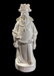ESCULTURA ORIENTAL EM PORCELANA MONOCROMÁTICA BRANCA - BLANC DE CHINE - ESMALTADA  REPRESENTANDO PERSONAGEM  DA MITOLOGIA  CHINESA CARREGA UM SIMBOLISMO PROFUNDO RELACIONADO Á LONGEVIDADE PROSPERIDADE E HARMONIA. MEDIDA APROX. 25 CM