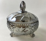Elegante bombonière  em  cristal artístico fumê.  Possui discreto fio de cabelo interno. Medidas: 27 x 22 cm