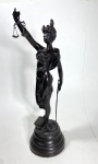 ESCULTURA EM PETIT BRONZE PATINADO REPREENTANDO A DAMA DA JUSTIÇA. NCESSITA RESTAURO EM UM DOS DEDOS. MEDIDAS: 55 CM