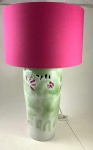 GRANDE ABAJUR EM CERÂMICA VITRIFICADA  COM RICA POLICROMIA E PANTALHA NA COR ROSA. MEDIDAS: 77,5 X 45,5 CM