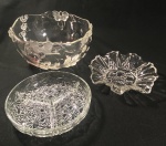 3 PEÇAS EM VIDRO SENDO GRANDE BOWL FRANCÊS , 25 CM COM FLORES EM ALTO RELEVO, CENTRINHO COM BORDAS ONDULADAS E PETISQUEIRA COM DIVISORIAS, 19 CM