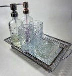 SEIS PEÇAS PARA LAVABO, SENDO:BANDEJA COM BASE EM ESPELHO E ARMAÇÃO EM METAL VAZADO, DOIS PORTAS SABONETE, CENTRINHO E DOIS COPOS EM VIDRO PRENSADO. MEDIDAS:  8 X 20 X 35 BANDEJA