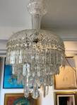 LUSTRE EM CRISTAL. POSSUI PEQUENA QUEBRA NO PLAFON. MEDIDAS: 48 CM