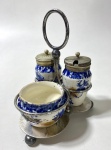 Graciosos porta temperos com suporte em metal prateado e acessórios em louça inglesa. Medidas: 14,5 x 9 x 10 cm