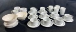 PORCELANA BRANCA NACIONAL EM DIFERENTES FORMAS , CONTENDO: 2 BOWLS, 3 CANECAS,  3 PIRES , CONJUNTO DE 2 CANECAS COM PIRES, SETE XÍCARAS DE CHÁ COM PIRES E 4 CANECAS.