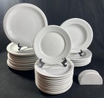 LOTE COM 28 PEÇAS EM PORCELANA BRANCA NACIONAL, CONTENDO: 10 PRATOS RASOS ALGUNS COM TAMANHOS VARIADOS, 11 PRATOS DE SOBREMESA, 6 PRATOS DE SOPA E UM PORTA GUARDANPO. ALGUNS COM MANCHAS.