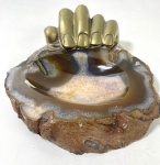 PIETRINA CHECCACCI- GRANDE CINZEIRO EM PEDRA COM SUPORTE EM BRONZE NA FORMA DE MÃO. MEDIDAS: 7 X 19 X 20 CM - - Pietrina Checcacci nasceu em Taranto, Itália , em 1941,transferindo-se em 1954 , para o Brasil . De 1958 a 1964 , cursou a Escola Nacional de Belas Artes , sendo premiada duas vezes com medalha de ouro. Participando de mostras internacionais e coletivas no Brasil , Itália ,Portugal , Espanha , Estados Unidos e paises Latino Americanos. fonte: https://www.guiadasartes.com.br/pietrina-checcacci/obras-e-biografia