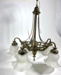 LUSTRE  EM BRONZE COM 5 BRAÇOS E TULIPAS BRANCAS. MEDIDAS: 70 X 50 CM