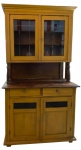 LOUCEIRO COLONIAL , ESTRUTURA EM DUAS PARTES , PARTE SUPERIOR COM DUAS PORTAS EM VIDRO E PRATELEIRAS INTERNAS. PARTE INFERIOR COM DUAS PORTAS COM DETALHES VAZADOS E TELA DE GALINHEIRO PARA VENTILAÇÃO.  NO ESTADO, APRESENTOU MARCAS DE CUPIM NO TAMPO. MEDIDAS: 210 CM DE ALTURA X 51 CM DE LARG X 115CM DE COMP.