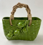 BOLSA EM CERÂMICA VITRIFICADA NA COR VERDE  COM LIMÕES EM ALTO RELEVO E ALÇAS EM RATAN . MEDIDAS: 26 X 9 X 26 CM