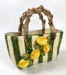 BOLSA EM CERÂMICA VITRIFICADA NA COR VERDE  COM LIMÕES EM ALTO RELEVO E ALÇAS EM RATAN . MEDIDAS: 26 X 9 X 26 CM