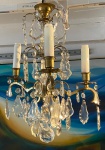 CHARMOSOS LUSTRE COM ARMAÇÃO EM BRONZE E PINGENTES DE CRISTAL BACCARAT. MEDIDAS: 45 X 35 CM