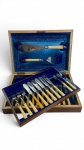SHEFFIELD, INGLATERRA - FAQUEIRO PARA PEIXES CIRCA 1890-1910 BANHADO A PRATA (EPNS) COM CABOS EM BAQUELITE NA CAIXA ORIGINAL. REQUINTADO CONJUNTO DE CUTELARIA FINA LÂMINAS COM RICO DETALHES DE GRAVAÇÃO ORNAMENTAL EM ESTILO CLÁSSICO VITORIANO COM VOLUTAS E RAMAGENS FOLIADAS. AS PEÇAS SÃO DEVIDAMENTE CONTRASTADAS COM A MARCA DO FABRICANTE "GH" EM LETRAS GÓTICAS ATRIBUÍDAO Á GEORGE HOWSON/ HARRISON BROTHERS & HOWSON, SHEFFIELD AO LADO DOS TRADICIONAL TIMBRE "EPNS" ATESTANDO ALTA QUALIDADE DA PRATARIA, MANUFATURA INGLESA DO FINAL DO SÉCULO XIX.  COMPOSTO POR: 25 PEÇAS, SENDO: GARFO E FACA GRANDES PARA SERVIR, 12 FACAS PARA PEIXE E 11 GARFOS PARA PEIXE.
