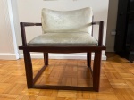 POLTRONA MODERNA COM ESTRUTURA EM MOGNO, ASSENTO E ENCOSTO FORRADOS EM TECIDO NA COR  FENDI. MEDIDAS: 55 X 65 X 72 CM . ATENÇÃO: RETIRADA NO MOINHOS DE VENTO EM PORTO ALEGRE