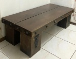 ARTESANATO GUARISSE - MESA DE CENTRO  EM MADEIRA MACIÇA DE LEI, DECORADA COM GUARNIÇÕES EM METAL, PEQUENOS DESGASTES NA MADEIRA.