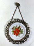 PRATINHO DECORATIVO EM PORCELANA COM GUARNIÇÃO EM METAL. MEDIDAS: