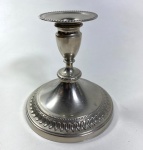 CASTIÇAL EM METAL PRATEADO. MEDIDAS: 14 CM DE ALT.